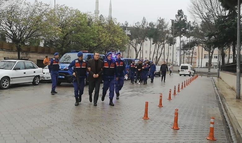 Samsun'da 5 Kişinin Yaralandığı 'TarlaSürme’ Kavgasıyla İlgili 3 Şahıs Adliyede - Samsun’un Bafra ilçesinde ‘tarla sürme’ meselesi yüzünden çıkan kavgada 5 kişinin yaralandığı olayla ilgili 3 zanlı adliyeye sevk edildi.
