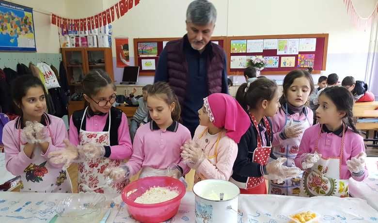 Kızılırmak İlkokulunda Sağlıklı Adımlar Projesi - Kızılırmak İlkokulunda Milli Eğitim Bakanlığı Temel Eğitim Genel Müdürlüğü ve Nestle işbirliğince yürütülen “Sağlıklı Adımlar” projesi çerçevesinde okulumuzda beslenme ve sağlık etkinlikleri programı yapıldı.