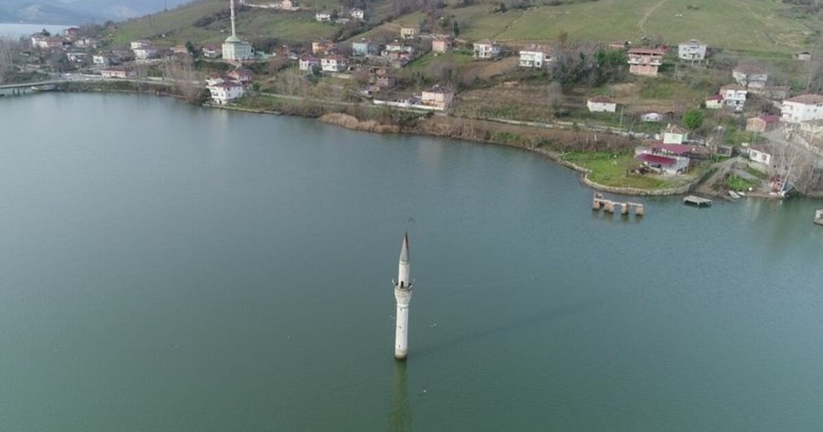 200 Haneden Bir Tek 'Minare' Kaldı Baraj Suları İçinde Yükselen Minare Görenleri Şaşırtıyor Sular Altında Kalan 7 Asırlık Çınarın Su Yüzüne Çıkan Dalları Odun İçin Kesilmiş
