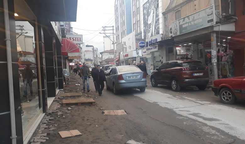 Alaçam Caddesi KaldırımÇalışması Yedaş’ı Bekliyor  - Samsun Büyükşehir Belediye Başkanı Zihni Şahin tarafından başlatılan Alaçam Caddesi kaldırım genişletme ve güzelleştirme çalışması, YEDAŞ’ın elektrik hatlarını yer altına alma çalışması gerçekleşmediği için bekliyor. 