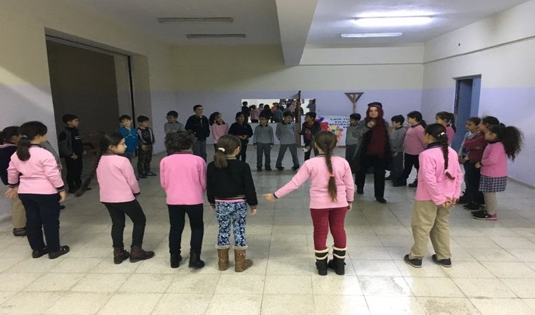 Kızılırmak İlkokulunda Anadilimiz Oyun Projesi - Bafra Kızılırmak İlkokulunda " Anadilimiz Oyun " Projesi Kapsamında Suriye´den göç edip Bafra' ya gelen öğrenciler ile kaynaşma sağlamak için, ülkemizde ve Suriye´de oynanan oyunlar, okulda oynanmaya başlandı.