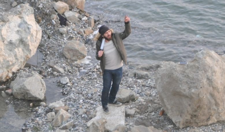 "Tehdit Edildim" Diyerek Bıçağı Boğazına Dayadı - Samsun’un Bafra ilçesinde boğazına bıçak dayayan şahıs polislere zor anlar yaşattı.