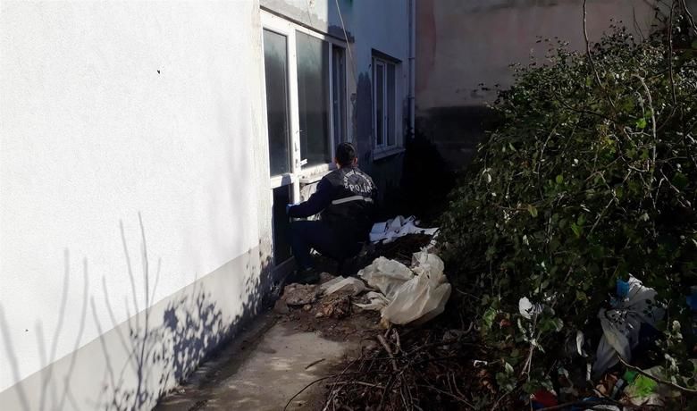 Metruk Ev Uyuşturucu Yuvası Olmuş - Samsun’un Bafra ilçesinde sahibinin şehir dışında olduğunu öğrenen kişiler 2 katlı binayı uyuşturucu yuvası haline getirdi.
