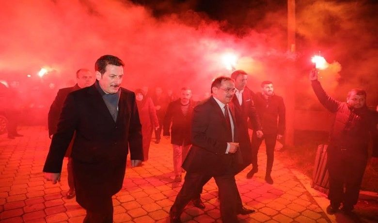 Demir Ve Tok'a Meşaleli Karşılama - AK Parti İlkadım İlçe Başkanlığınca düzenlenen buluşma programında Kavacık Mahallesi sakinleri AK Parti Samsun Büyükşehir Belediyesi Başkan Adayı Mustafa Demir ve İlkadım Belediye Başkanı Erdoğan Tok’u meşalelerle karşıladı.