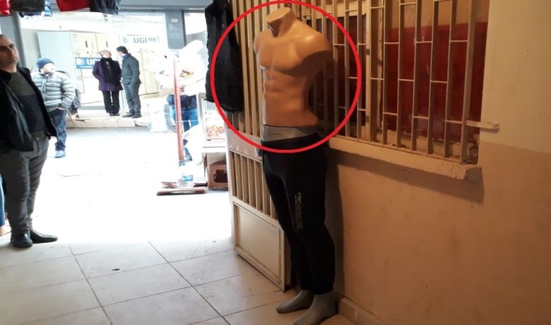 Mankeni Soydular - Samsun'un Bafra ilçesinde bir giyim mağazasının önünde bulunan mankenin üzerindeki kıyafetler çalındı.