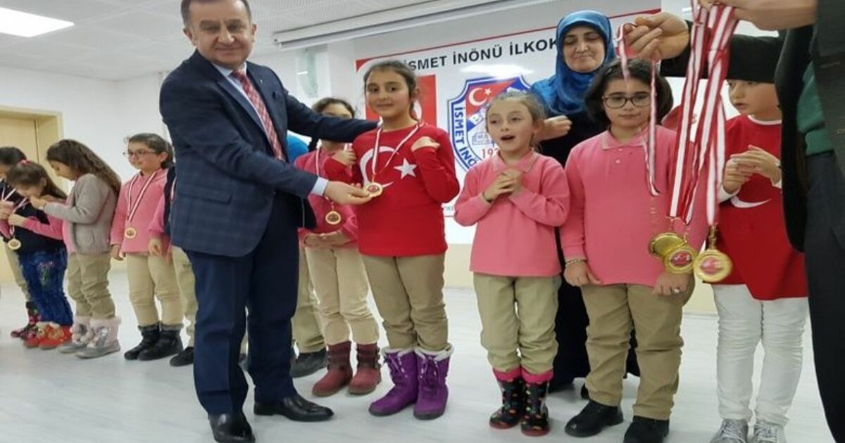 Önce İstiklal Marşı Sonra Madalya Töreni