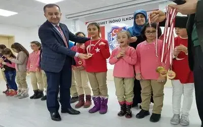 Önce İstiklal Marşı Sonra Madalya Töreni
