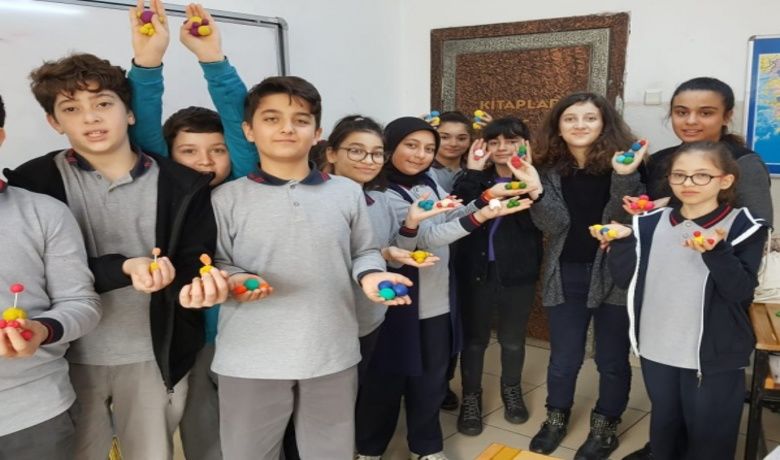 Cumhuriyet Ortaokulunda Fen Ve Bilim Çalışmaları - Bafra Cumhuriyet Ortaokulu öğrencileri Fen Bilimleri ve Bilim Uygulamaları Dersleri yaparak yaşayıp öğrenme modelini kullanıyor. 