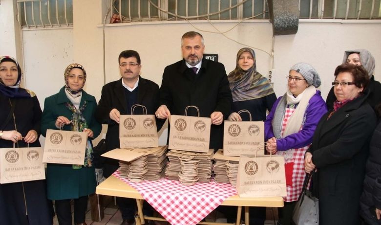 Başkan Kılıç'tan Emekçi KadınlaraJest, Sıfır Atık Projesi’ne Destek - Bafra Belediye Başkanı Hamit Kılıç, Kadın Emek Pazarındaki kadınlara destek vermek ve Sıfır Atık Projesi’ne dikkat çekmek amacıyla karton çanta dağıtımı yaptı.