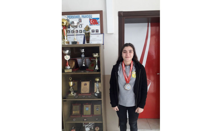Yüzmede Samsun İkincisi Kolay Anadolu Lisesinden - Bafra Kolay Anadolu Lisesi öğrencisi Özge Yetkin, yüzmede Samsun İkincisi olarak okulu adına büyük bir başarıya imza attı.