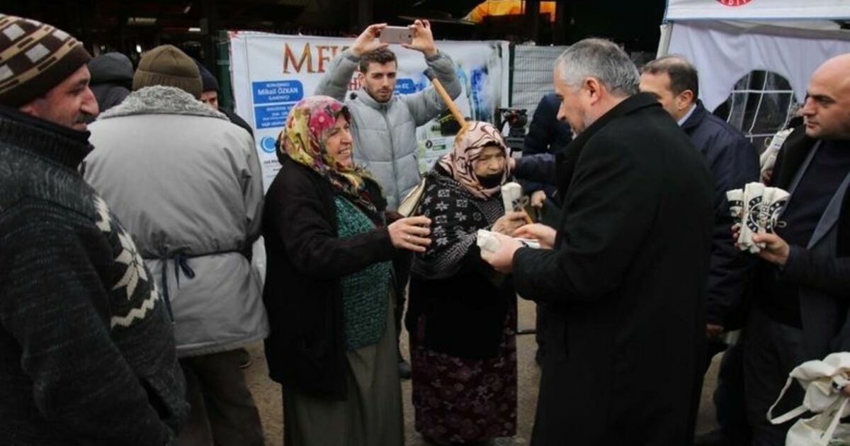 Başkan Kılıç, Pazar Yerinde Bez Çanta Dağıttı