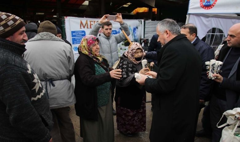 Başkan Kılıç, Pazar Yerinde Bez Çanta Dağıttı - Samsun Bafra Belediye Başkanı Hamit Kılıç, "Sıfır Atık Projesi" kapsamında Büyük Pazaryeri'nde vatandaşlara bez çanta dağıttı.
