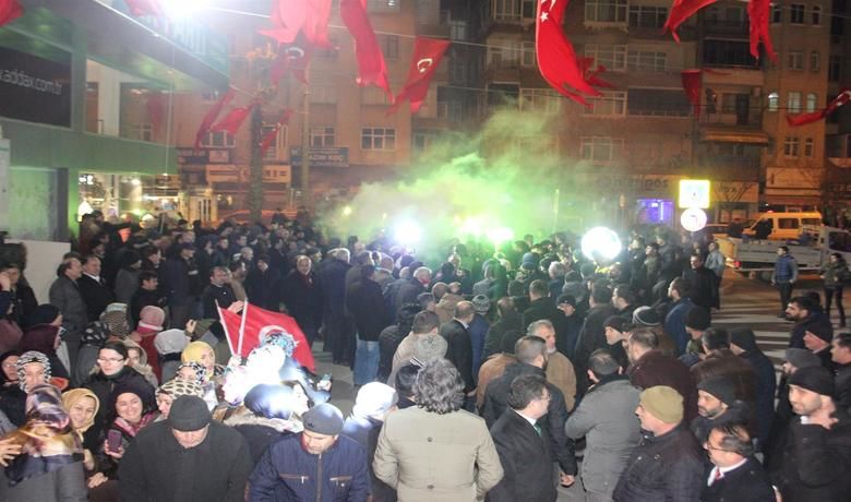 Ak Parti Belediye Başkan AdayıHamit Kılıç Bafra'da Konvoyla Karşılandı - Bafra Belediye Başkanı ve Ak Parti Bafra Belediye Başkan adayı Hamit Kılıç Bafra'da partililer tarafından coşkuyla karşılandı.