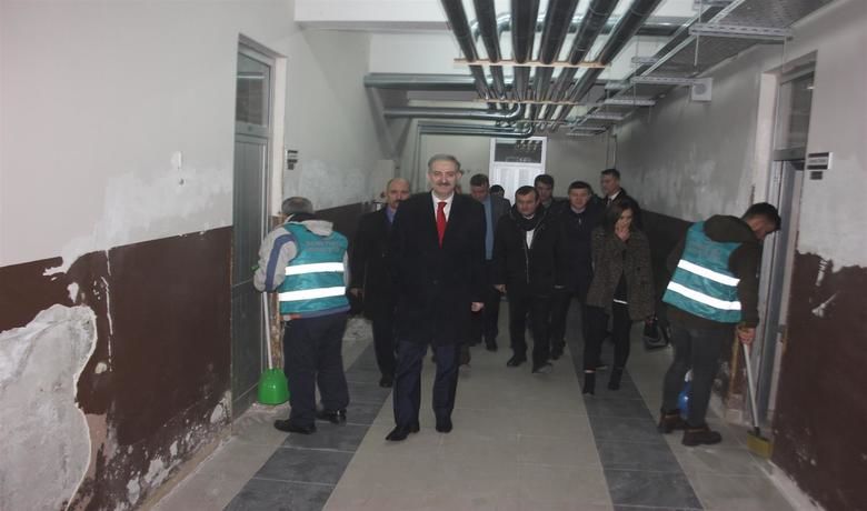 Bafra’da Okulların Tadilatı VeTemizliği Hükümlüler Tarafından Yapılıyor - Samsun’un Bafra ilçesinde, Bafra Denetimli Serbestlik Müdürlüğünce kamu hizmeti cezasını infaz eden yükümlüler, proje kapsamında 3 okulun bakım ve onarımına başladı.