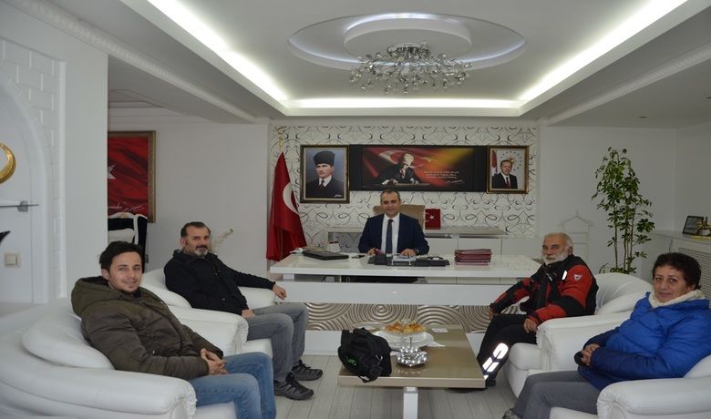 Bafra Haber Ve İha’dan Kaymakam Adanur’a Ziyaret  - Bafra Haber Yayın Yönetmeni Ali İhsan Başaloğlu ve İHA Temsilcisi Şükrü Uluçay Bafra’ya atanan Ahmet Adanur’u makamında ziyaret etti. 