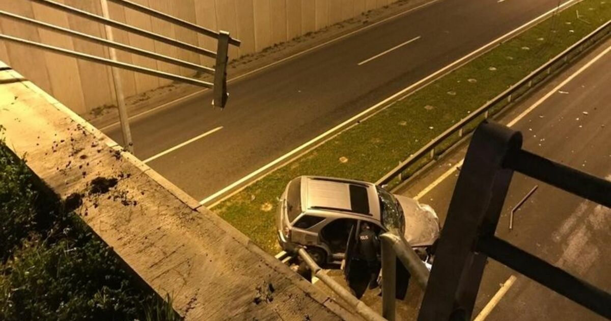 Kontrolden Çıkan Cip Üst Geçitten Uçtu: 2 Yaralı