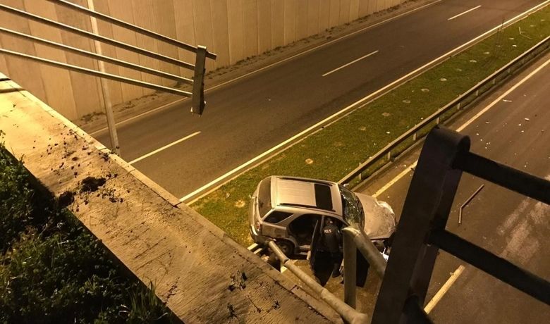 Kontrolden Çıkan Cip Üst Geçitten Uçtu: 2 Yaralı - Samsun’un Bafra ilçesinde üst geçitten uçan cipte bulunan 2 kişi kazayı yaralı atlattı.