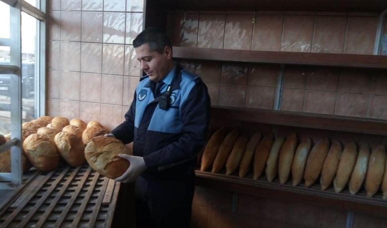 Bafra’da Zabıta Ekipleri Fırınları Denetledi - Bafra Belediyesi zabıta ekipleri ekmek, pide ve unlu mamullerin, sağlıklı ve hijyenik şartlarda üretildiğini kontrol etmek amacıyla fırın denetimlerini sürdürüyor.