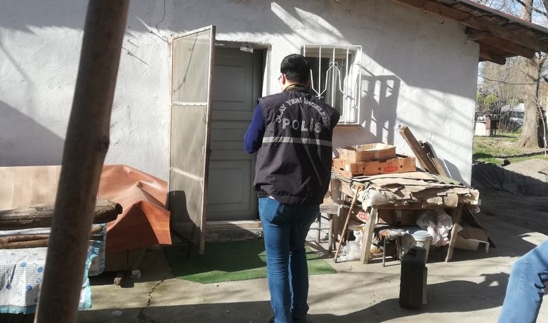 Tuvalete Gitme Bahanesiyle 3 Bin Lirayı Çaldı - Samsun’un Bafra ilçesinde 83 yaşındaki bir vatandaşın bankadan çektiği 3 bin lira, tuvalete gitme bahanesiyle eve giren şahıs tarafından çalındı.