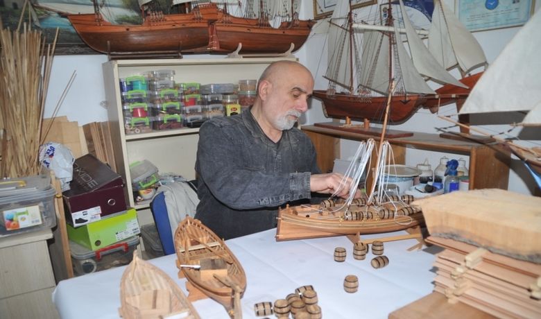 Emekli Öğretmenin Maket Gemi Hobisi - Samsun'un Bafra ilçesinde yaşayan 61 yaşındaki emekli tarih öğretmeni Rıza Oflu, zamanını gemi maketleri yaparak değerlendiriyor.