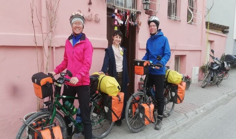Almanya'dan Singapur’a Pedal Çeviriyorlar Couch Surfing SistemiÜzerinden Samsun’un Bafra İlçesinde Bir Aileye Misafir Oldular - Almanya’dan bisikletle Singapur’a giden evli çift, couch surfing sistemi (insanların birbirine yardım etmesi konsepti üzerine kurulmuş bir konukseverlik ağı) üzerinden Samsun’un Bafra ilçesinde bir aileye misafir oldu.