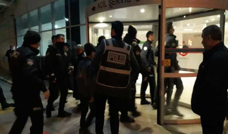 Bafra Sebze Halinde 2Grup Arasında Kavga: 6 Yaralı - Samsun'un Bafra ilçesi Sebze ve meyve halinde yabancı uyruklu işçiler ile baba oğul arasında kavga çıktı. Kavgada 4'ü Suriyeli 6 kişi yaralandı.
