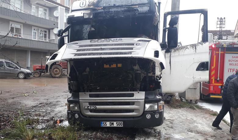 Bafra'da Park Halindeki Tır Alev Aldı - Samsun'un Bafra ilçesinde park halinde yanan tır yangını büyümeden kontrol altına alındı.