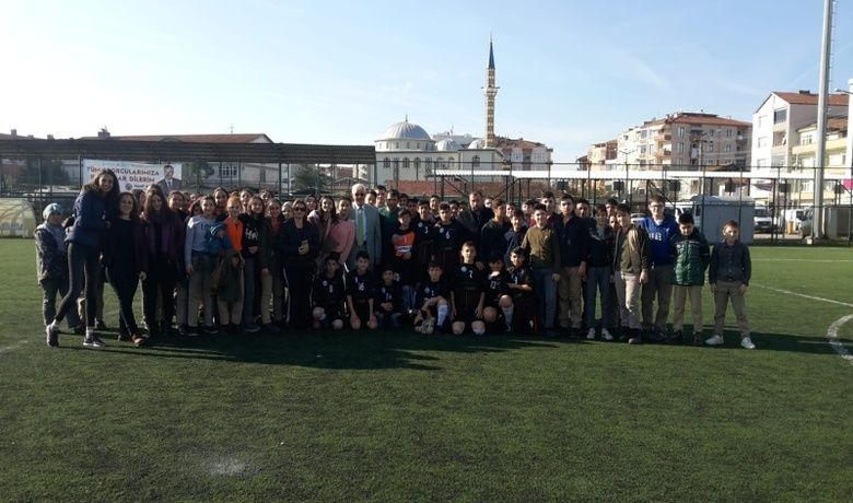 Bafra Tso Ortaokulu ÇarşambaDumlupınar’ı 2 Golle Geçti - Okullar arası, Yıldız Erkekler, İl Futbol Şampiyonasında Bafra Ticaret Sanayi Ortaokulu rakibi Çarşamba Dumlupınar Ortaokulu’nu 2- 1 mağlup etti.