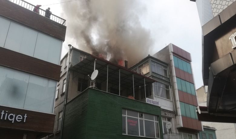4 Katlı Binada Çıkan Yangın Güçlükle Söndürüldü - Samsun’un Bafra ilçesinde 4 katlı binanın çatı katında çıkan yangın güçlükle kontrol altına alındı.