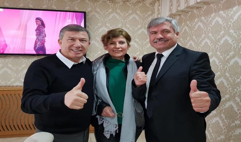 Kardeş Torunları Tanju Çolak VeKemal Bütüner Bafra’da Bir Araya Geldi - Bafra Kelikler İlk-Ortaokulu tarafından organize edilen "Samsun’da Gençlik ve Spor“ konulu panele katılan eski futbolcu Tanju Çolak kardeş torunu Kemal Bütüner ile bir araya geldi. 