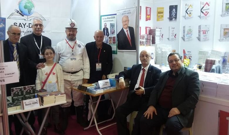 Dede-torun Yazar Türkiye’nin EnKüçük Yazarı Kitap Fuarında - Türkiye’nin en küçük yazarı, Zehra Ebrar Bakır, “Dikkat Kan Aranıyor” isimli hikaye kitabı ile TÜYAP, 5. Karadeniz Kitap Fuarında yer aldı. 