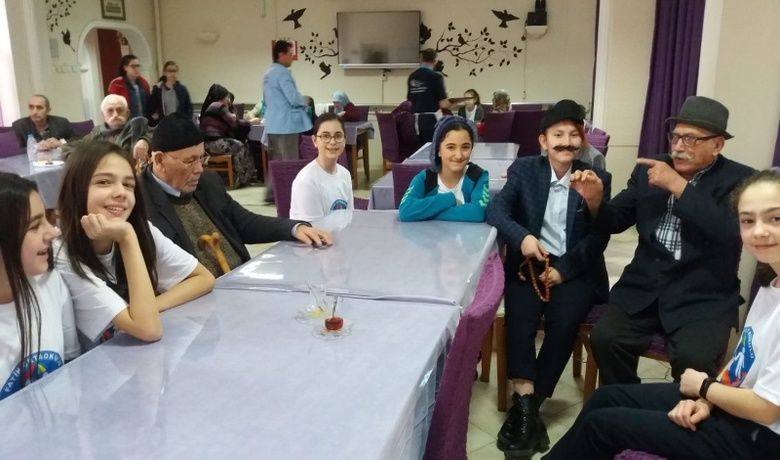Bafra Fatih Ortaokulu Huzurevinde - Bafra Fatih Ortaokulu öğretmen ve öğrencileri Bafra 75. Yıl Huzurevini ziyaret ettiler.