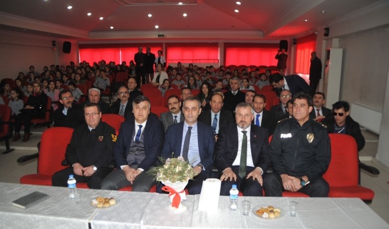 "Yaya Güvenliği" Filmi 49 Okulda 6Bin Öğrenciye Eş Zamanlı Olarak Gösterildi - Samsun’un Bafra ilçesinde "Güvenli Gelecek, Çocuklarla Gelecek" isimli proje kapsamında İlçe Emniyet Müdürlüğü tarafından hazırlanan ilk spot film "Yaya Güvenliği" eş zamanlı olarak 49 okulda 6 bin öğrenciye eş zamanlı olarak gösterime sunuldu.