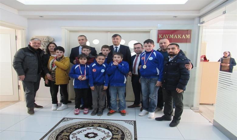 Özel Başarı Özel Kabul - Bafra Kaymakamı Ahmet Adanur, Doğankaya Özel Eğitim Uygulama Okulunun il ve ülke bazında başarı gösteren sporcularını kabul ederek okulun çalışmaları hakkında bilgi aldı.