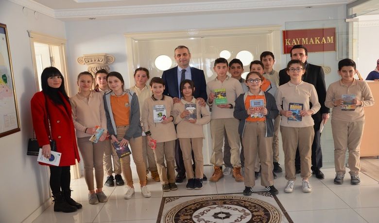 Toki Mehmet Boşnak OrtaokuluÖğrencilerinden “büyüklerimle Okuyorum” Etkinliği - TOKİ Mehmet Boşnak Ortaokul Öğrencileri, Bafra Kaymakamı Ahmet Adanur’a “Büyüklerimle Okuyorum” Projesi Kapsamında Kitap Okuma Etkinliği gerçekleştirdi.