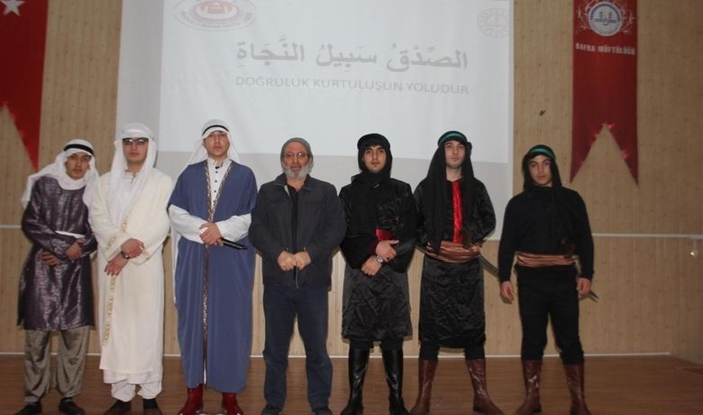 İhl Öğrencilerinden “doğrulukKurtuluşun Yoludur” Oyunu - Samsun’un Bafra ilçesinde 10. Arapça Metin Canlandırmada Yarışması’na katılacak olan İmam Hatip Lisesi öğrencileri “Doğruluk Kurtuluşun Yoludur” adlı oyunu müftülük konferans salonunda sergiledi.