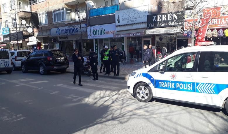 Elektrikli Bisiklete Çarpan OtomobilSürücüsü Kaçtı: 1 Yaralı - Samsun’un Bafra ilçesinde meydana gelen trafik kazasında otomobilin çarptığı elektrikli bisiklet sürücüsü yaralandı. 