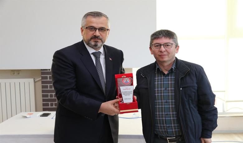 Başkan Kılıç'tan Meclis Üyelerine Plaket  - Bafra Belediye Başkanı Hamit Kılıç, 31 Mart yerel seçimleri öncesinde gerçekleştirilen son meclis toplantısının ardından, Belediye Meclis üyelerine İlçe için verdikleri katkılardan ötürü teşekkür plaketi takdim etti.