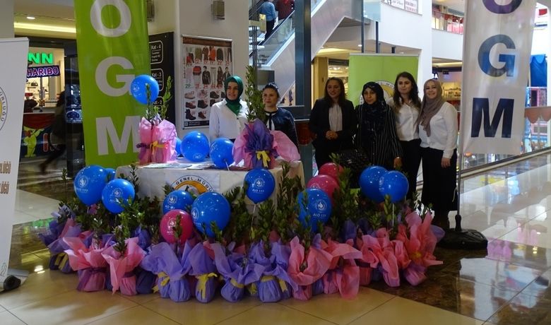 Kadınlar Günü'nde Fidanlar Orman İşletmeden - Samsun Bafra Orman İşletme Müdürlüğü tarafından 8 Mart Dünya Kadınlar Günü dolayısıyla bin fidan dağıtıldı.