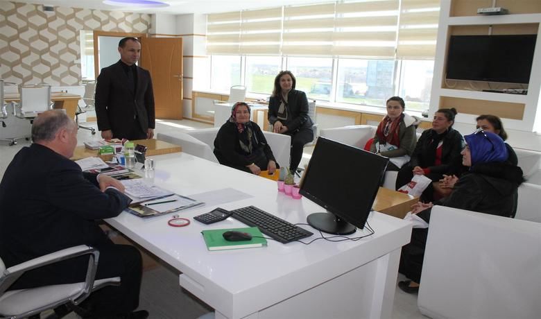 Chp Kadın Kollarından Çözüm Kolejine Ziyaret  - Cumhuriyet Halk Partisi Bafra Kadın Kolları Başkanı Leyla Demir, CHP Bafra Belediye Başkan Adayı Veteriner Kemal Bütüner’in eşi Cavidan Bütüner ve Kadın Kolları Üyeleri Bafra Çözüm Kolejini ziyaret ederek, okulun kadın öğretmenlerinin Kadınlar Gününü kutladı.