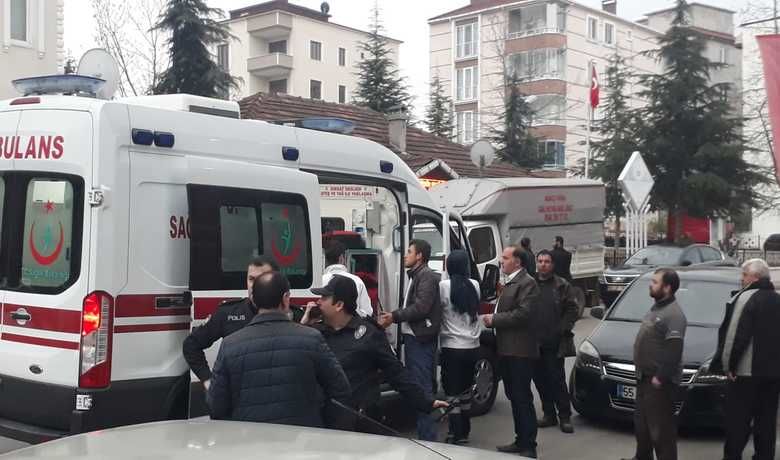 Adliye Çıkışı Kavgadaki GençlerTekrar Karşı Karşıya Geldi - Samsun’un Bafra ilçesinde bugün öğle saatlerinde başlayan kavganın tarafları akşam saati tekrar karşı karşıya geldi. Kavgada en az 3 kişi sopa ile yaralandı. 