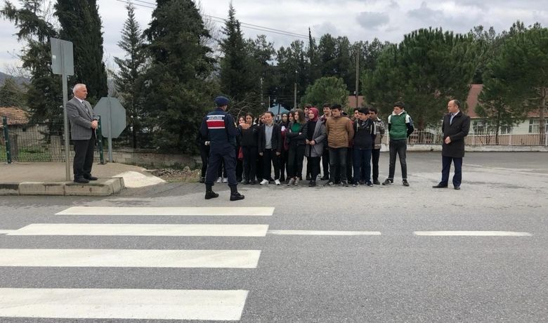 Jandarmadan Öğrencilere Seminer - Samsun İl Jandarma Komutanlığı trafik ekipleri tarafından "Trafik Dedektifleri" ve “Öncelik Hayatın, Öncelik Yayanın Projesi" kapsamında öğrencilere uygulamalı seminer verildi.