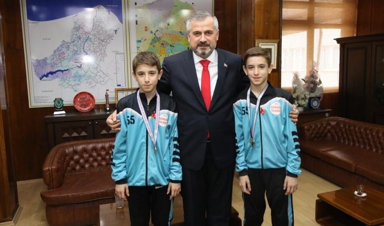 Başkan Kılıç, Özel Sporcuları Ödüllendirdi - Bafra Belediye Başkanı Hamit Kılıç, Masa Tenisi Türkiye Şampiyonası'nda derece yapan Bafra Özel Çocuklar Eğitim ve Spor Kulübü sporcusu ikizleri ödüllendirdi.