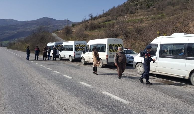 Bafra'da Okul Servis Araçlarında Yolcu Denetimi - Samsun İl Jandarma Komutanlığı trafik timleri, İlçe Milli Eğitim Müdürlüğü ile koordineli olarak servis araçları üzerinde yaptıkları denetimlerde 5 okul servis aracına cezai işlem uyguladı.