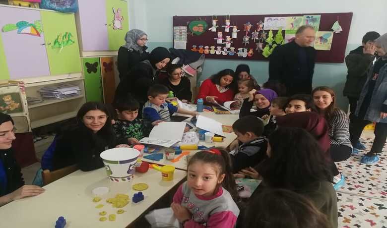 Altınkaya Anadolu Lisesinden Getir BirOyuncak Güldür Bir Yumurcak Etkinliği - Altınkaya Anadolu Lisesi öğrencileri, Ortadurak Şehit Muhammet Önder İlkokulu ile işbirliği halinde okullarında ‘’GETİR BİR OYUNCAK GÜLDÜR BİR YUMURCAK-3’’ adlı proje kapsamında Kırtasiye, Temizlik ve Oyuncak yardım kampanyası düzenlediler.