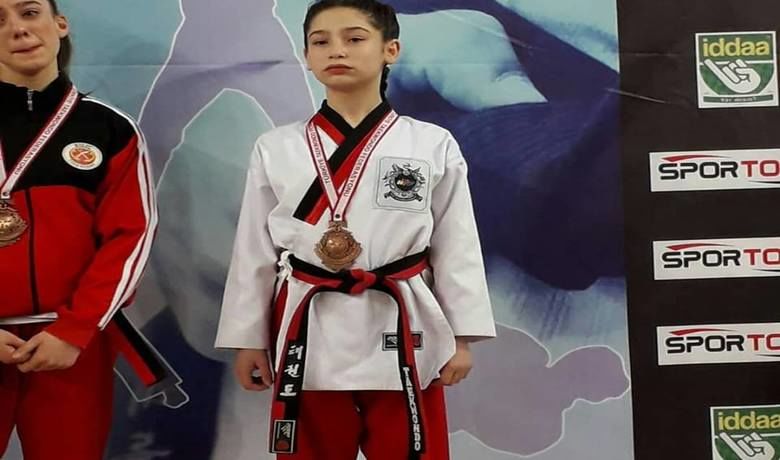 Zülbiye Aksu TürkiyePoomsae Şampiyonasında 3. Oldu - Türkiye Tekvando Federasyonu tarafından organize edilen Poomsae Şampiyonasında Bafra Taekwondo Spor Kulübü sporcusu Zülbiye Aksu Türkiye 3.sü oldu. 