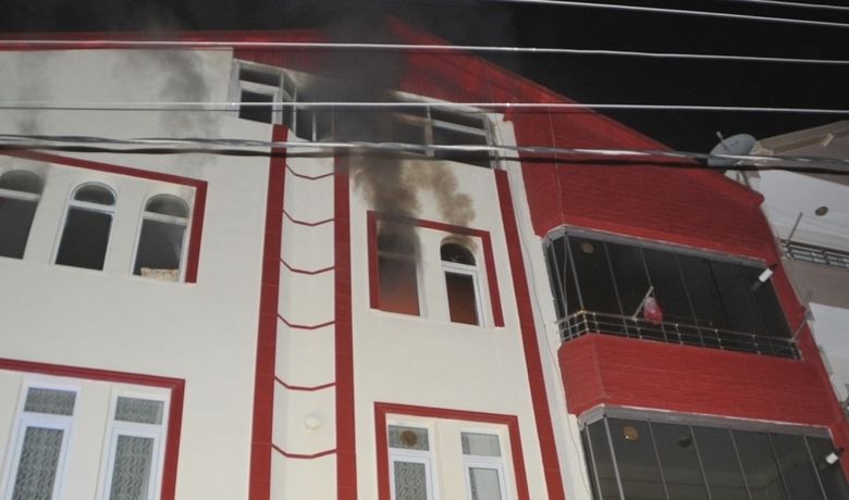 Ocakta Unutulan Düdüklü TencerePatlayarak Alev Aldı: 2 Yaralı - Samsun'un Bafra ilçesinde ocakta unutulan düdüklü tencerenin alev alması sonucu evde yangın çıktı. Yangında 2 kişi dumandan etkilendi.