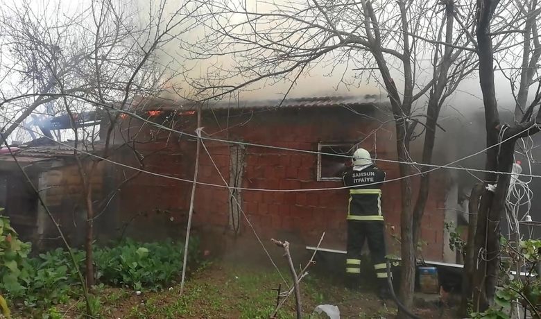 Depoda Çıkan Yangın Korkuttu - Samsun’un Bafra ilçesinde 4 katlı bir binanın yanında bulunan ve odunluk olarak kullanılan depoda çıkan yangın, korku dolu anlar yaşanmasına neden oldu.