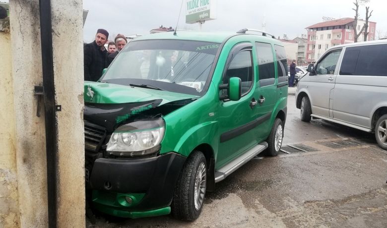 Dolmuş Duvara Çarptı: 4 Yaralı - Samsun’un Bafra ilçesinde sürücüsünün direksiyon hakimiyetini kaybettiği dolmuş, duvara çarparak durdu. Kazada 4 kişi yaralandı.
