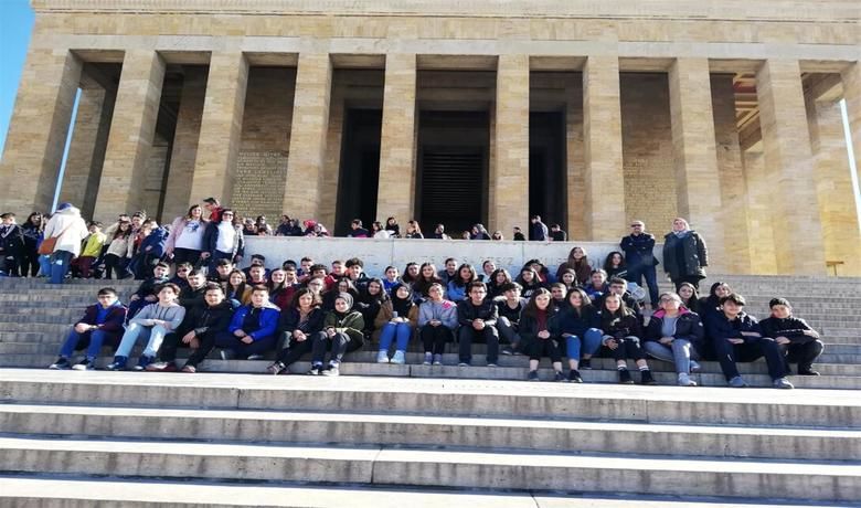 Bafra Cumhuriyet Ortaokulu Öğrencileri AnkaraFeza Gürsey Bilim Merkezini Gezdi - Bafra Cumhuriyet Ortaokulu öğrencileri “Bilimin İzindeyiz” projesi kapsamında Ankara Feza Gürsey Bilim Merkezi’ni gezdiler.